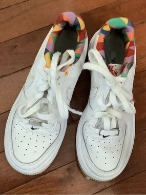 Nike White Kids Sneakers with Multicolor Geometric Collar